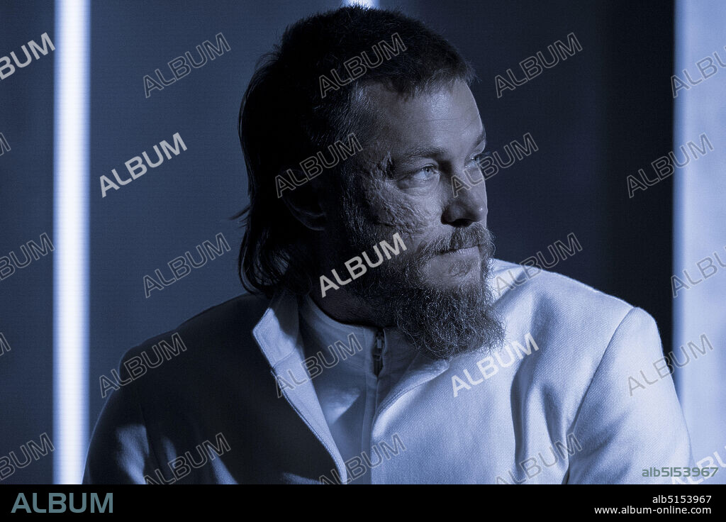TRAVIS FIMMEL in RAISED BY WOLVES, 2020, directed by LUKE SCOTT. Copyright Film Afrika Worldwide / Lit Entertainment Group / Scott Free Productions / Studio T.