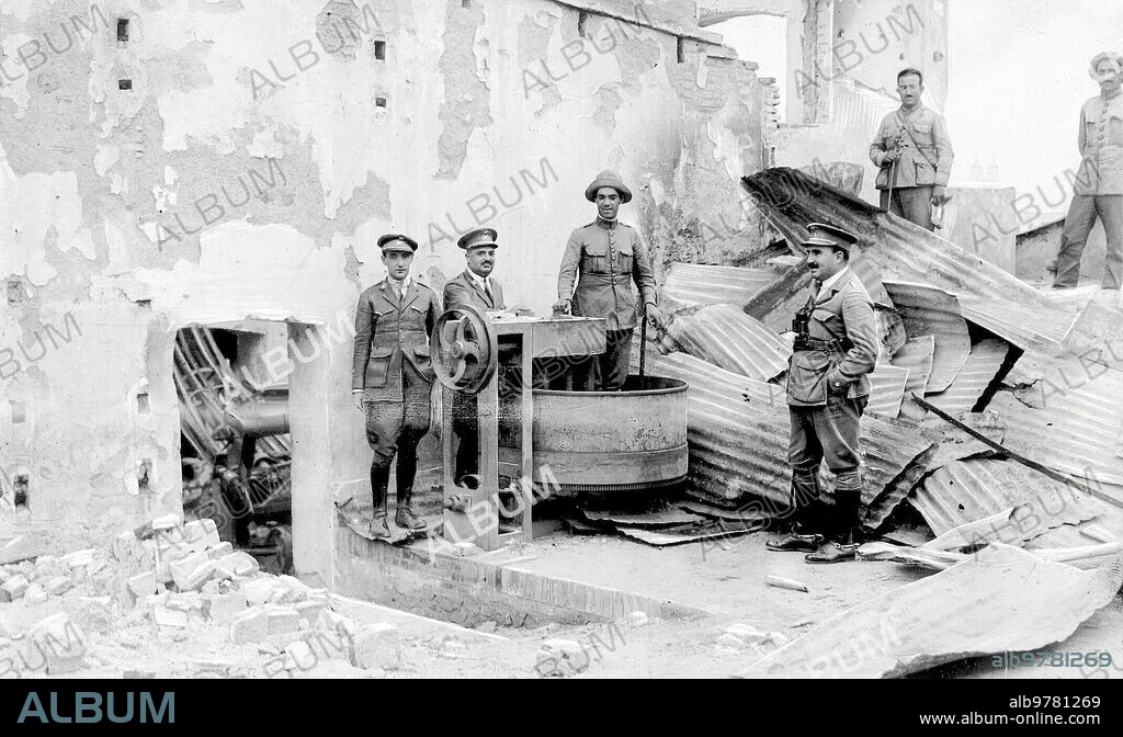 Septiembre 1921. Melilla. La toma de Nador
interior de la Celebre Fabrica de Harinas y Electricidad, completamente Destrozados sus Muros y Maquinarias.
