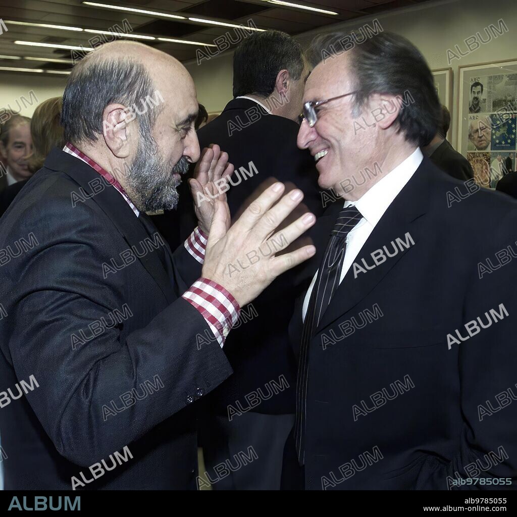 19 febrero 2002. Entrega del Iii premio de pintura y fotografía de Abc. Eduardo Úrculo y manolo Escobar. Foto Jose García, Jaime García, Jordi Romeu.