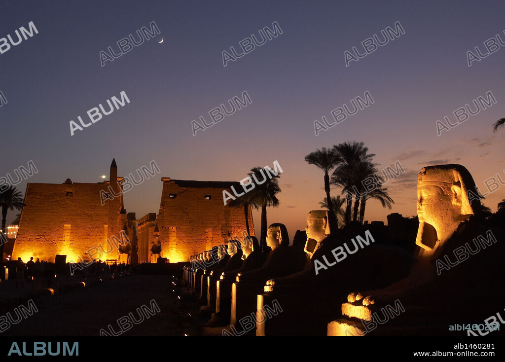 EGIPTO. TEMPLO DE LUXOR. Vista nocturna. En primer término la AVENIDA DE LAS ESFINGES. Al fondo, EL PRIMER PILONO DEL TEMPLO o ENTRADA. Antigua Tebas "Waset".