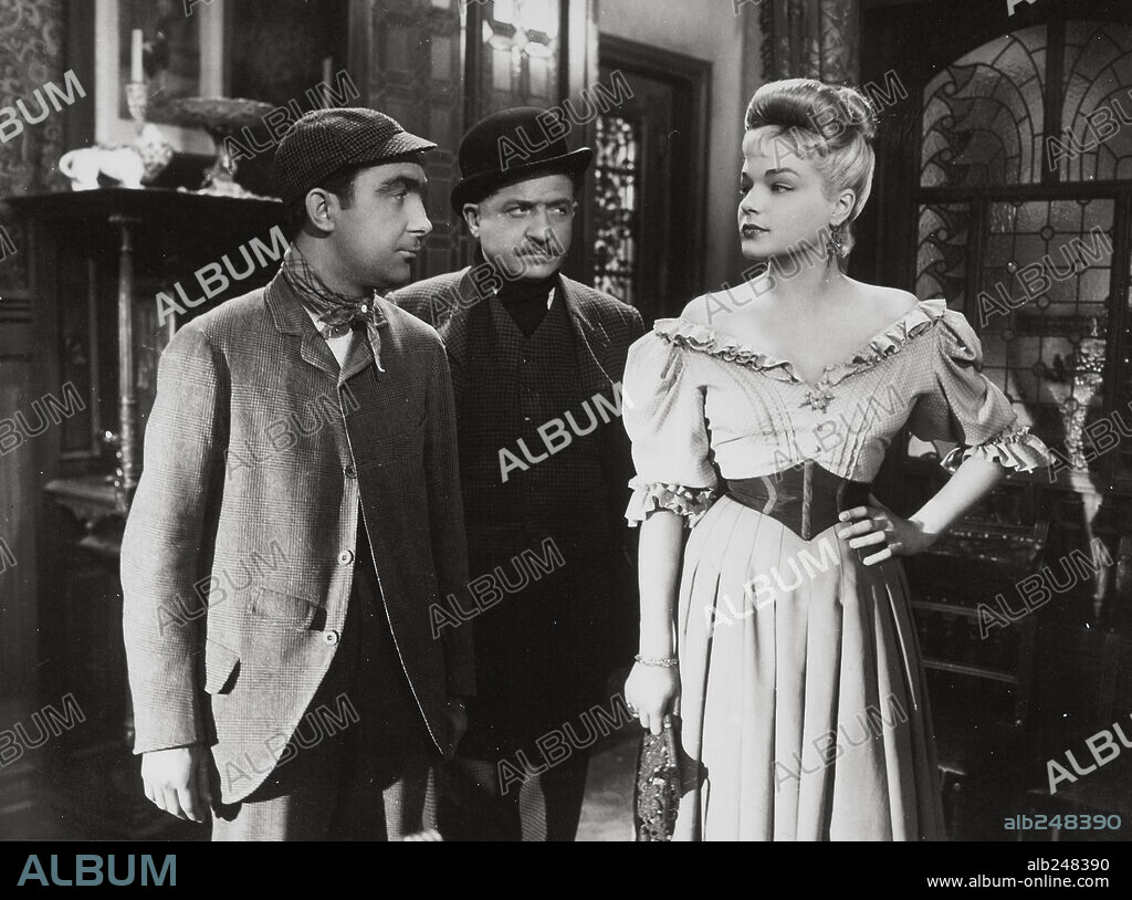 PAUL AZAIS y SIMONE SIGNORET en PARÍS, BAJOS FONDOS, 1952 (CASQUE D'OR), dirigida por JACQUES BECKER. Copyright SPEVA FILMS/PARIS FILM.