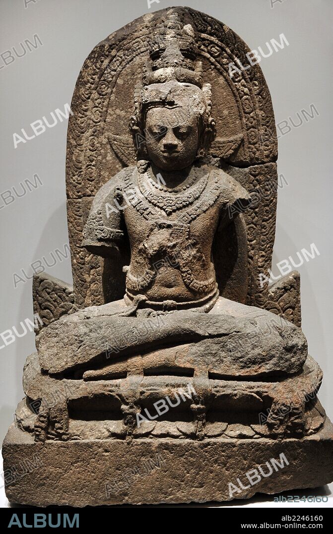 ARTE ASIATICO. INDONESIA. MANJUSHI BODHISATTA. Figura del budismo mahayana que ha alcanzado el estado de iluminación. Escultura en posición de loto. Indonesia, Java central, siglo IX. Piedra volcánica. Rijksmuseum. Amsterdam. Países Bajos.