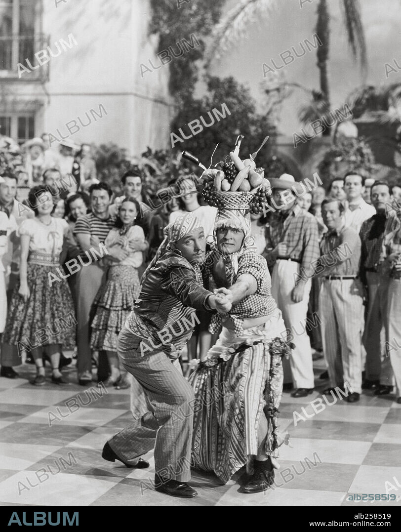 BING CROSBY and BOB HOPE in ROAD TO RIO, 1947, directed by NORMAN Z. MCLEOD. Copyright PARAMOUNT PICTURES.