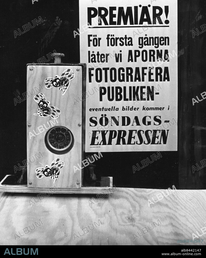 STOCKHOLM 1965-05-14. I lådan med getingarna på sitter automatkameran. Skylten placeras vid apberget. Ni är fotograferad!. Ett experiment utförs i dag och i morgon söndag på Skansen.. Experimentet är föranlett av det allt livligare fotointresse som allmänheten visar, särskilt på Skansen. Alla fotograferar aporna men aporna fotograferar ingen det måste vara tråkigt för dem. Så vi har konstruerat en fotoapparat för invånarna på Apberget. Expressens snickeri- och smidesmästare har knåpat ihop en ramstark låda. I lådan sitter en automatkamera. Det hela monteras upp på trampolinen i Apberget och sen får vi bara hoppas att aporna knäpper, att de har folk att fotografera och att det blir något på filmen.. Foto: Lars Nyberg / Expressen / TT / Kod: 34. ** AFTONBLADET OUT **.