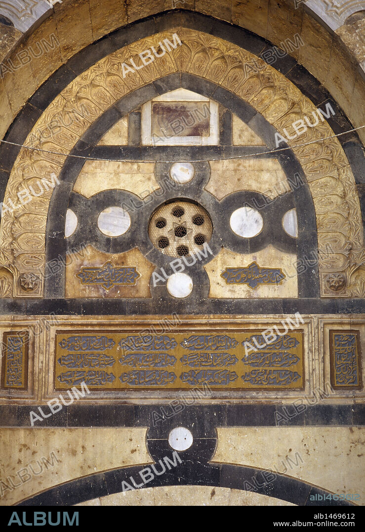 ARTE ISLAMICO. PROXIMO ORIENTE. SIRIA. MEZQUITA DE DAMASCO. Mezquita omeya construída a principios del S. VIII. Detalle decorativo de la puerta de acceso al patio.