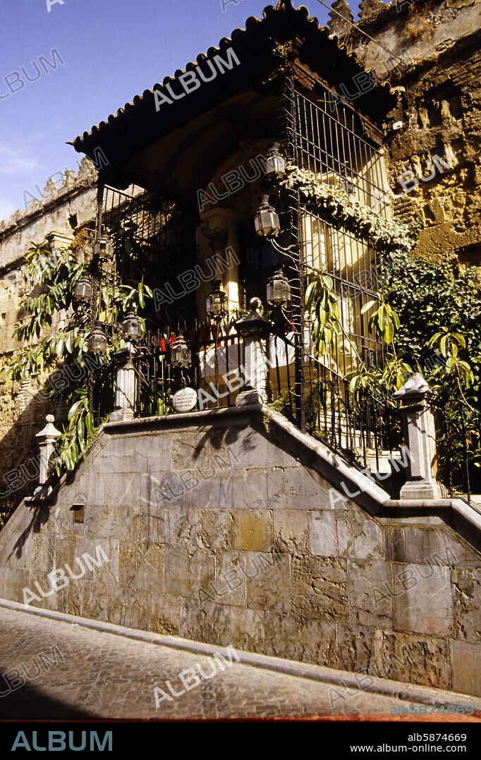 capilla de Nuestra Señora Virgen de los Faroles junto a muro de Mezquita.