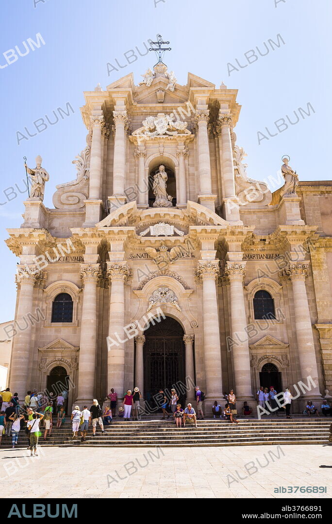 Tourists at the Temple of Athena (Syracuse Cathedral), Ortigia (Ortygia), Syracuse, UNESCO World Heritage Site, Sicily, Italy, Europe.