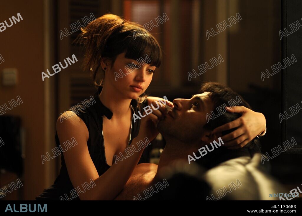ANA DE ARMAS y HUGO SILVA en MENTIRAS Y GORDAS, 2009, dirigida por ALFONSO ALBACETE y DAVID MENKES. Copyright ALQUIMIA CINEMA/CASTAFIORE FILMS.