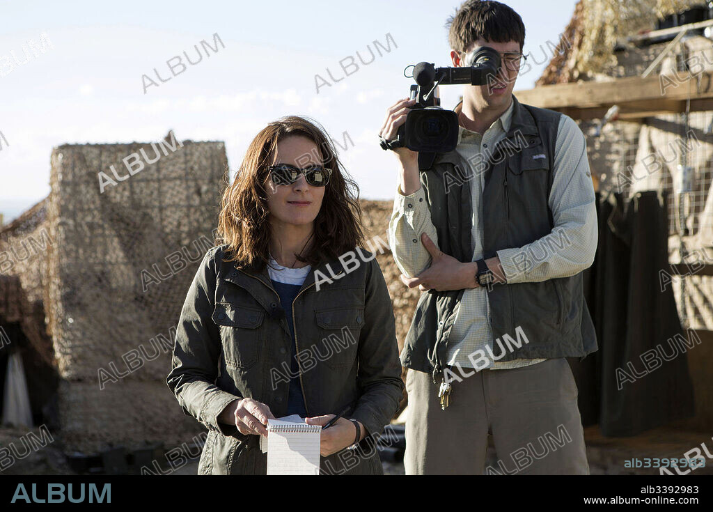 NICHOLAS BRAUN y TINA FEY en REPORTERAS EN GUERRA, 2016 (WHISKEY TANGO FOXTROT), dirigida por GLENN FICARRA y JOHN REQUA. Copyright PARAMOUNT PICTURES.
