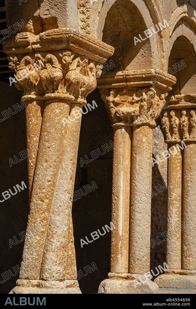 columna de fustes torsionados, galería porticada, Iglesia de San Pedro Apóstol, Románico, siglo XII -declarada Monumento Histórico Artístico Nacional en 1935-, Caracena, Soria, comunidad autónoma de Castilla y León, Spain, Europe.