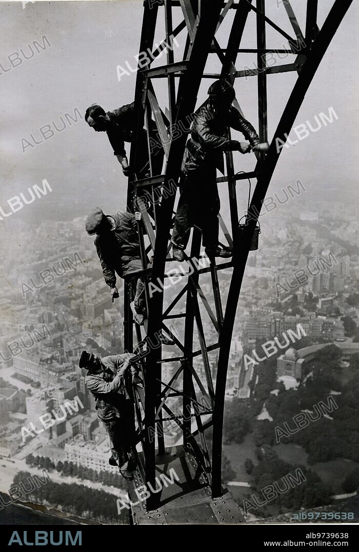 Julio 1924. París. En la cima de la Torre Eiffel. Obreros pintores trabajando, a 300 metros de altura, en el repintando de la famosa torre. En esa operación se emplearán 25000 toneladas de pintura.