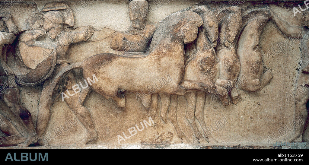 ARTE GRIEGO. GRECIA. "TESORO DE SIFNOS" (524 aC). S. VI aC. Detalle de un relieve que representa un episodio de la GUERRA DE TROYA. AYAX Y AQUILES LUCHANDO CONTRA ENEAS Y MEMNON (este último no aparece en la imagen). Procede de la ciudad de Delfos. Museo Arqueológico de Delfos.