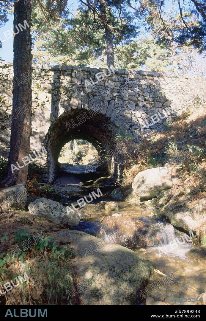 PUENTE DE PIEDRA ROMANO LLAMADO "DEL DESCALZO" - CALZADA ROMANA DE LA FUENFRIA.