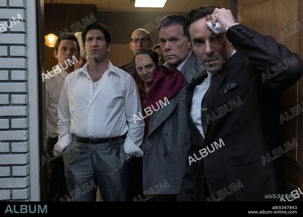 ALESSANDRO NIVOLA, BILLY MAGNUSSEN, COREY STOLL, JOHN MAGARO, JON BERNTHAL und RAY LIOTTA in THE MANY SAINTS OF NEWARK, 2021, unter der Regie von ALAN TAYLOR. Copyright New Line Cinema / Warner Bros.