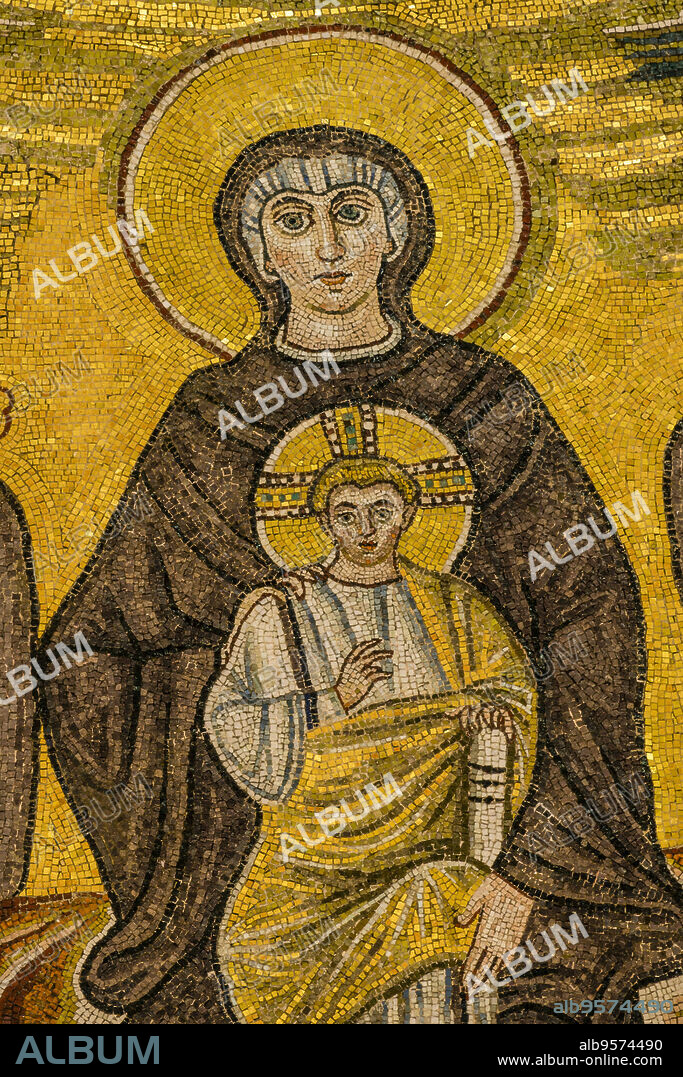 Basílica de Santa Eufrasia, siglo VI,mosaico de Cristo en brazos de la Virgen en el trono rodeado de ángeles y santos mártires, (declarada Patrimonio de la Humanidad por la Unesco), Porec, - Parenzo-, peninsula de Istria, Croacia, europa.