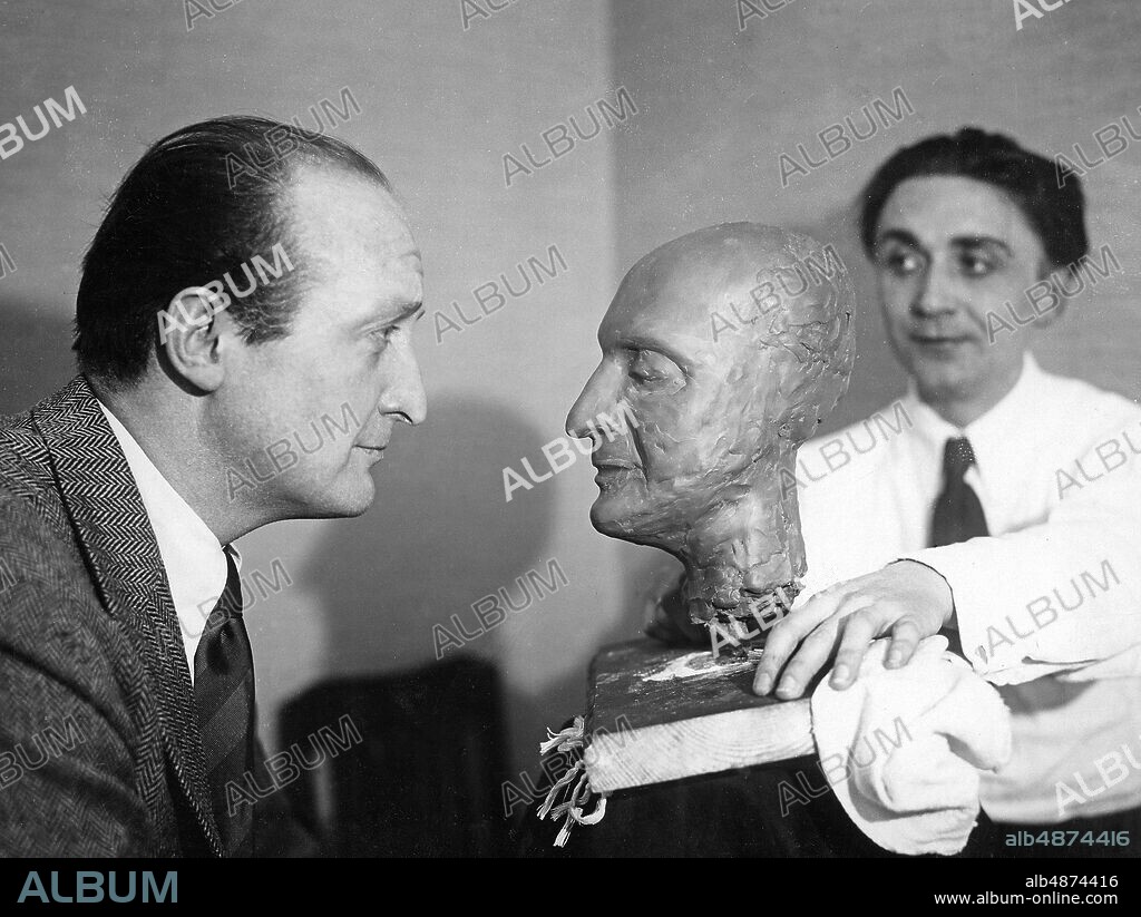 GERMANY around 1930. Orig. caption ... AN ARTIST'S FASHION. From clairvoyance to plastic. Curt Alexander Engel is an actor. That is now 2 years back. coincidence brings him kneading agent, plastilin. Completely without technical aids, ie spatula, sticks, etc., it forms a bust. Later he sees an African film. At home, he forms from memory a particularly characteristic Negro girl face. Today he makes a plastic Hans Albers of the most important actor Berlin. Hans Albers with his plastic by Curt Alexander Engel, shaped right. Photo: Presse-Photo / AB Text & Bilder / SVT / Code: 5600 Folder: German sculpture 5875 A1 BAM281 black and white copy CD142 A Engel, 1902-1968, German actor and sculptor. H Albers, 1891-1960, German actor Sculptures Profiles Trio persons: ALEXANDER ENGEL; HIS ALBERS sites: BERLIN; GERMANY PhotoDate: 193? - ?? - ??.