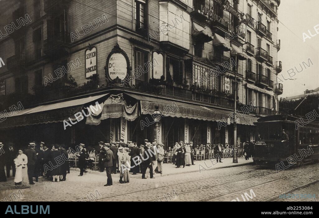 Maison Dorée. Barcelona. Vista de la fachada situada en Plaza de Cataluña, esquina pasaje de Rivadeneyra. Años 1910.