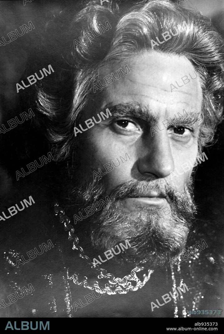 ARTURO FERNANDEZ en CUANDO LOS MARIDOS SE IBAN A LA GUERRA, 1976, dirigida por RAMON FERNANDEZ. Copyright ARTURO GONZALEZ P.C.