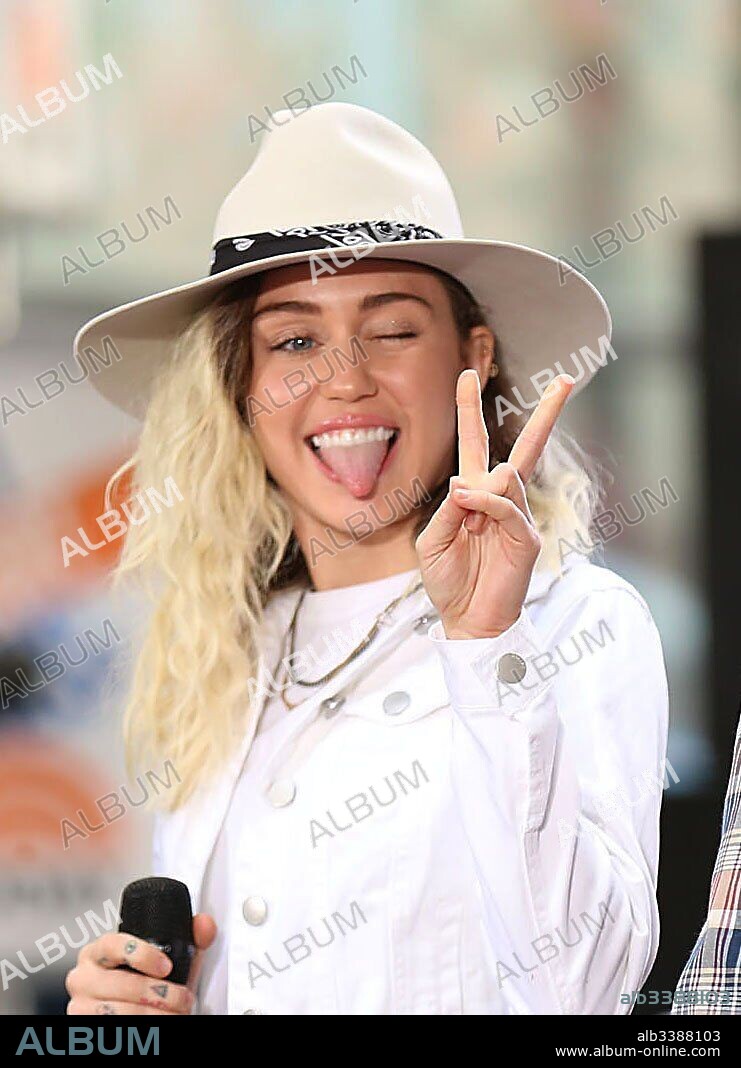 May 26, 2017 - New York, N.Y, USA - MILEY CYRUS performs at the Today Show Citi Concert Series.Rockefeller Center,NYC.May 26, 2017.Photos by Sonia Moskowitz, Globe Photos Inc. 26/05/2017