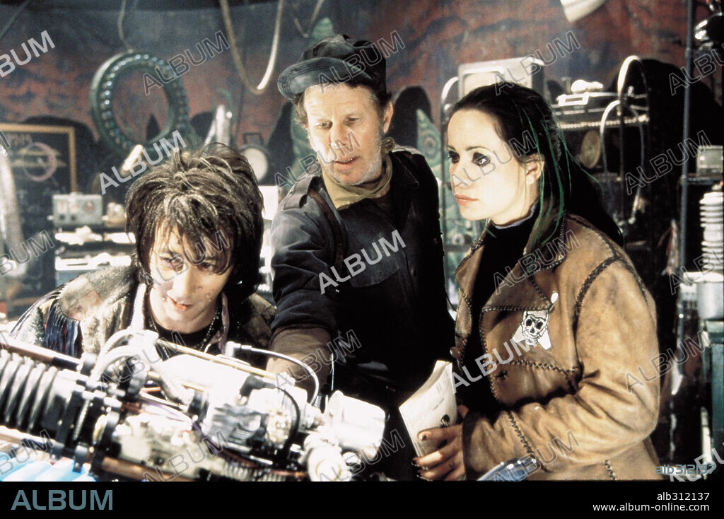 JANEANE GAROFALO, PAUL REUBENS and TOM WAITS in MYSTERY MEN, 1999, directed by KINKA USHER. Copyright UNIVERSAL PICTURES / GORDON, MELINDA SUE.