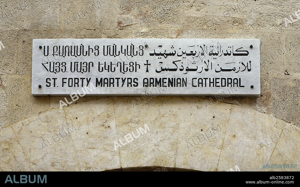 PLACA con distintas grafías de escritura: ARMENIA, ARABE Y OCCIDENTAL. Iglesia Gregoriana Armenia de Alepo. SIRIA.