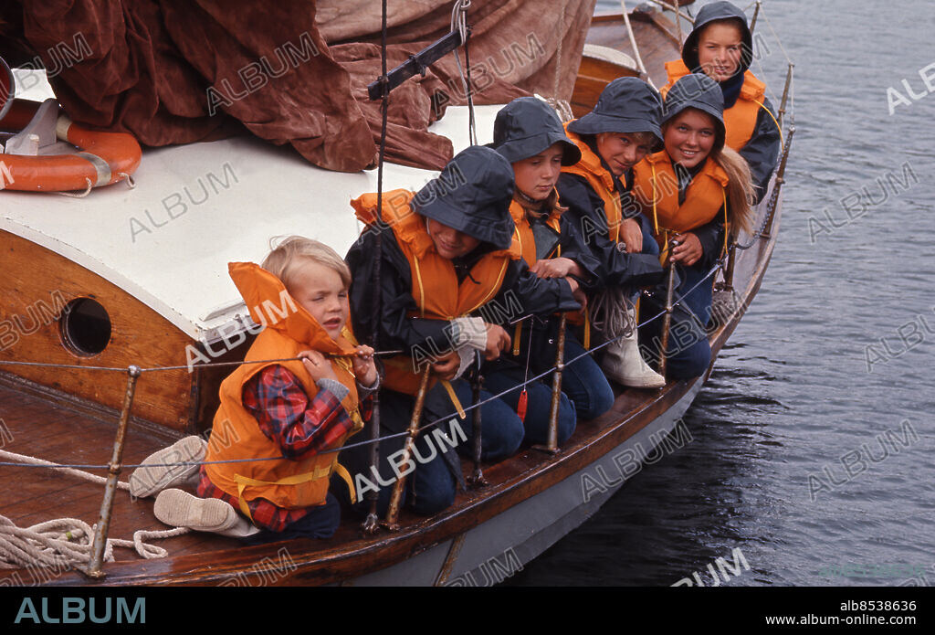 1970-07.. NU SEGLAR PIP-LARSSONS Sänt första gången 1971-01-23 Anm. Segelbåtar Liknande bild i reportage i RIR 32/70 persons: ALEXANDER ÅHRÉUS;CECILIA SJÖBLOM;CHRISTINA OLOFSSON;PER MOLINDER;HÅKAN ENGLUND;KERSTIN ANDERSSON sites: SVERIGE.