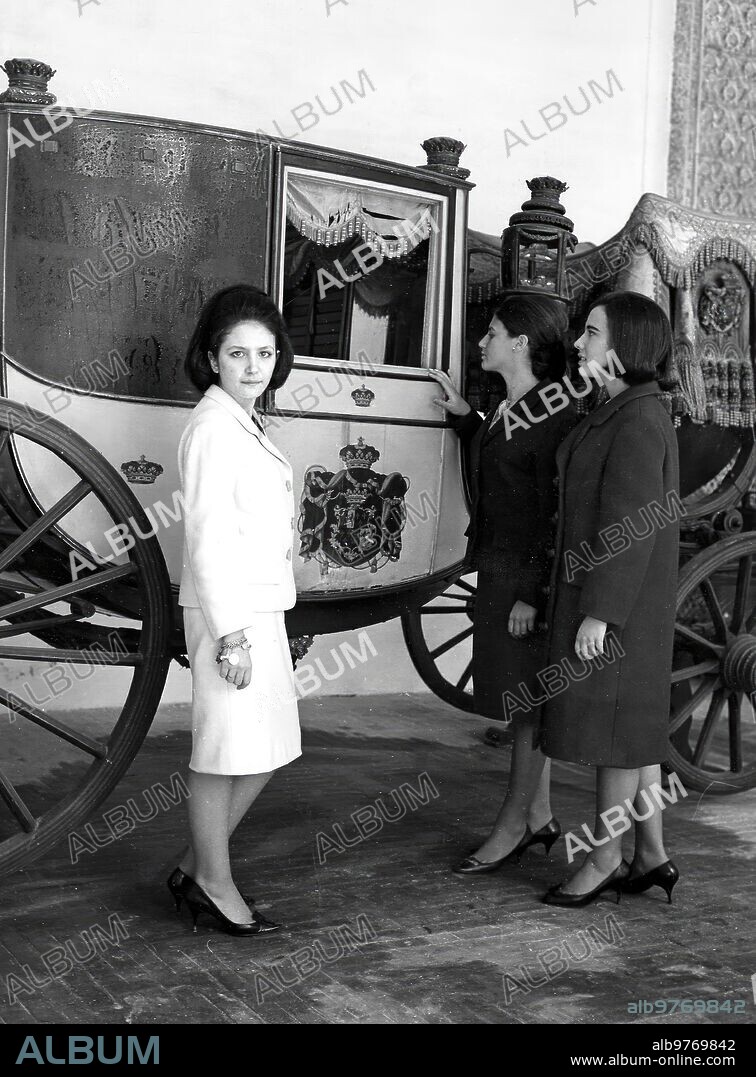 April 1964. Pilate House. Pilar García Donas, Mª pepa Álvarez Domínguez, and grace Porres Solís.