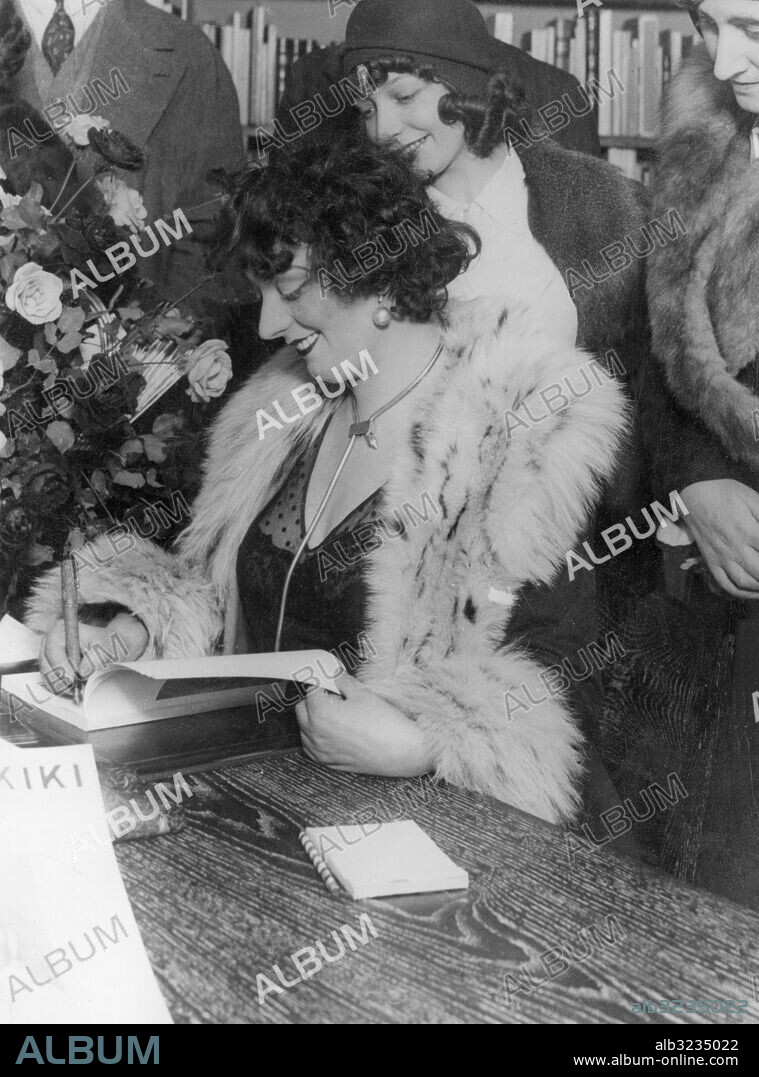 Orig. bildtext... MONTPARNASSE... Kiki la reine des modeles. Anm. Kiki, född Alice Prin, 1901-1953, artist, modell och sångerska Leenden Pälskragar Pälsbrämat Reservoarpennor Halsband Örhängen Genomskinligt Fans Profiler CD264 persons: KIKI;ALICE PRIN sites: FRANKRIKE;PARIS.