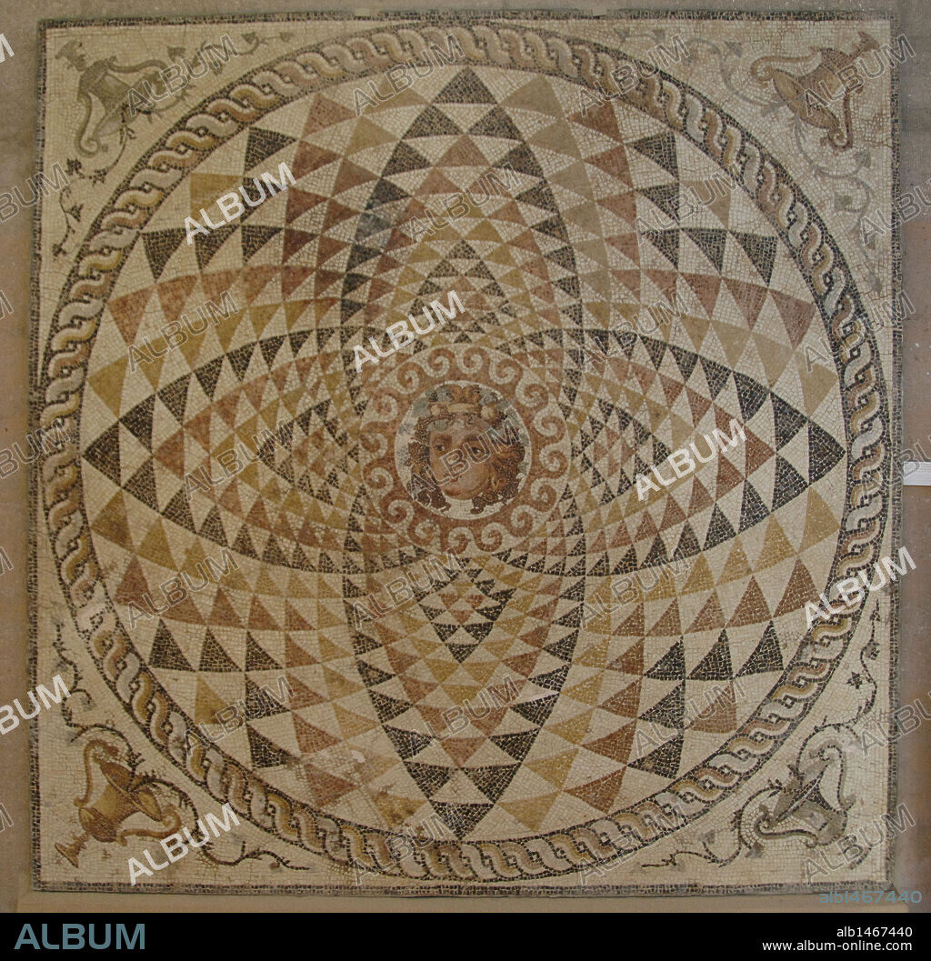 ARTE ROMANO. GRECIA. Panel central de un MOSAICO de una villa romana. Presenta decoración a base de motivos geométricos con la CABEZA DE DIONISOS con fruta y hiedra en el pelo en la zona central y CANTAROS con hiedra en los ángulos. Fechado entre la segunda mitad del s. II y principios del s. III d. C. Museo de Corinto. Provincia de Korinthia. Región del Peloponeso. Grecia.