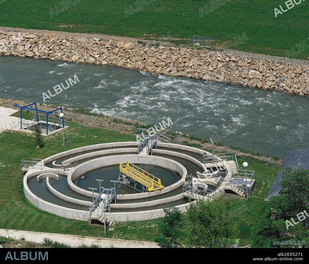 DEPURADORA DE AGUAS RESIDUALES, construida a orillas del río Noguera Pallaresa. Sort. Provincia de Lleida. Comarca del Pallars Sobirà. Cataluña.