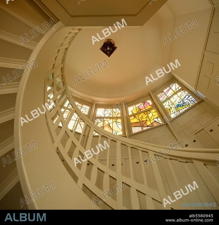 Hagen (Rhénanie-du-Nord-Westphalie), villa Hohenhof (. construite entre 1906 et 1908 par Henry van de Velde pour Karl Ernst Osthaus). Cage d'escalier avec vitraux de Jan Thorn-Prikker.