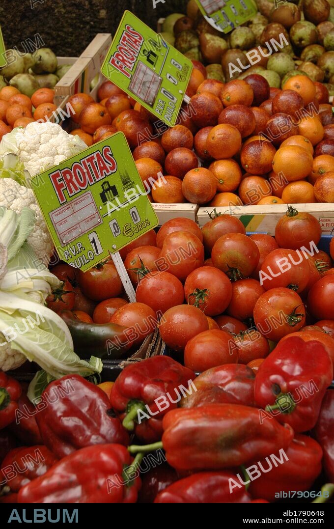 PARADA DE FRUTAS Y HORTALIZAS en el MERCADO DE ABASTOS. SANTIAGO DE COMPOSTELA. Provincia de A Coruña. Galicia. España.