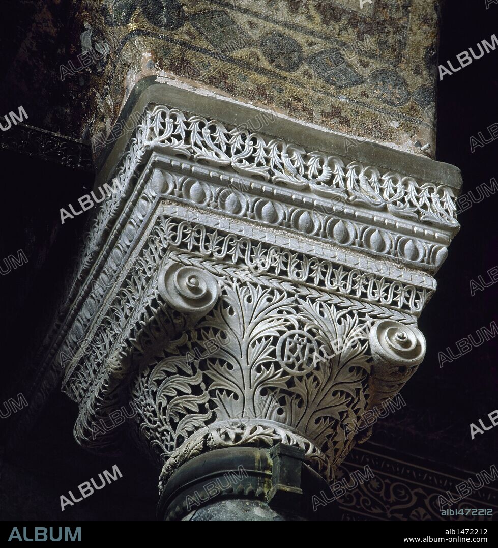 ARTE BIZANTINO. Detalle de un CAPITEL BIZANTINO, finamente esculpido, con el monograma de Justiniano y Teodora entre las hojas de acanto. BASILICA DE SANTA SOFIA. ESTAMBUL. Turquía.