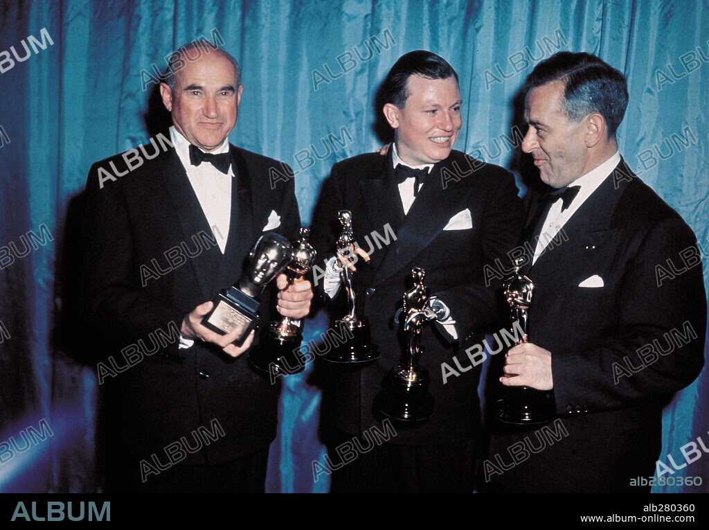 HAROLD RUSSELL, SAMUEL GOLDWYN y WILLIAM WYLER. 19ª Edición de los Premios Oscar en 1947. Samuel Goldwyn con el Premio Irving G. Thalberg y el Oscar a la mejor película "Los mejores años de nuestra vida". Harold Russell premiado como mejor actor secundario por "Los mejores años de nuestra vida" y con el Premio Especial por su aportación de esperanza y coraje a los veteranos de guerra por su interpretación en dicha pelicula. William Wyler premiado como mejor director por "Los mejores años de nuestra vida". 1947