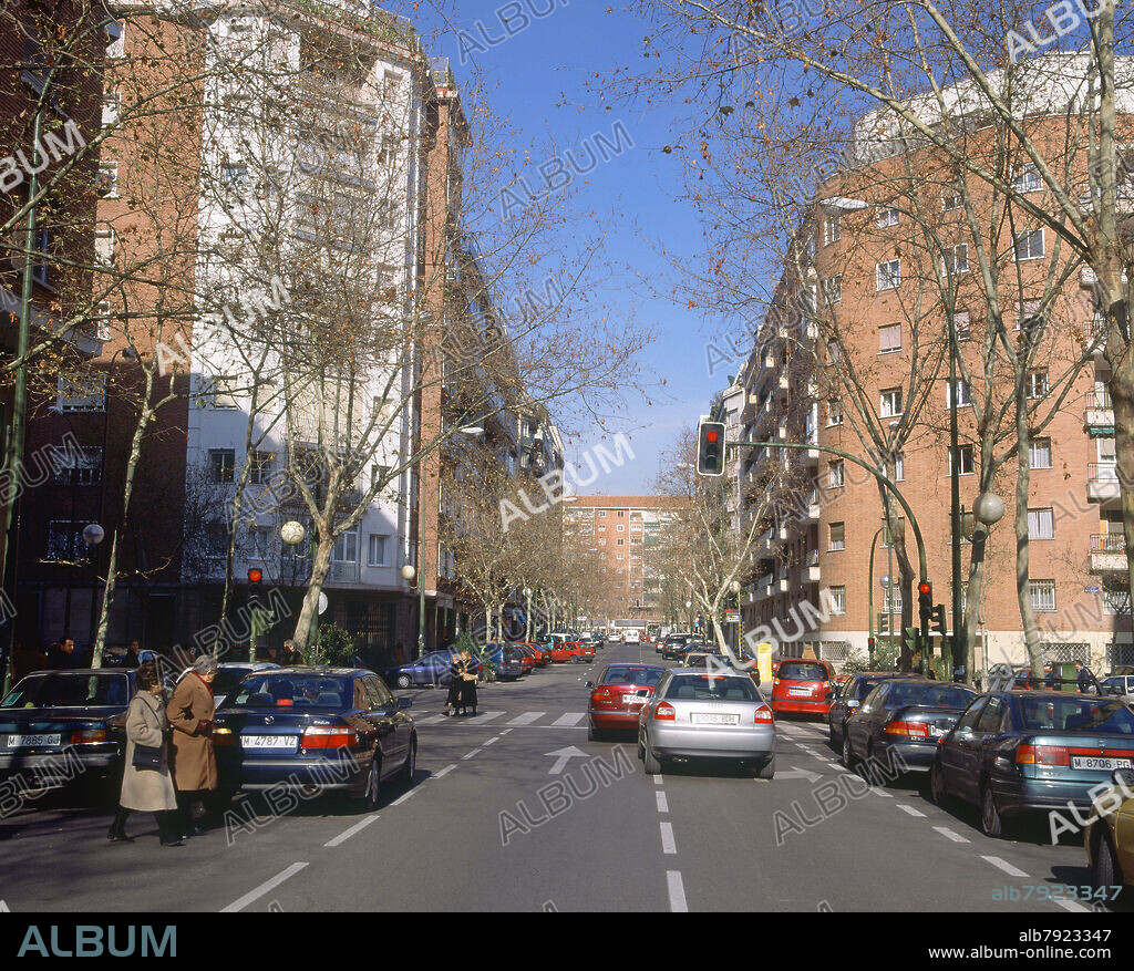 CALLE GENERAL MOSCARDO- PEATONES CRUZANDO.