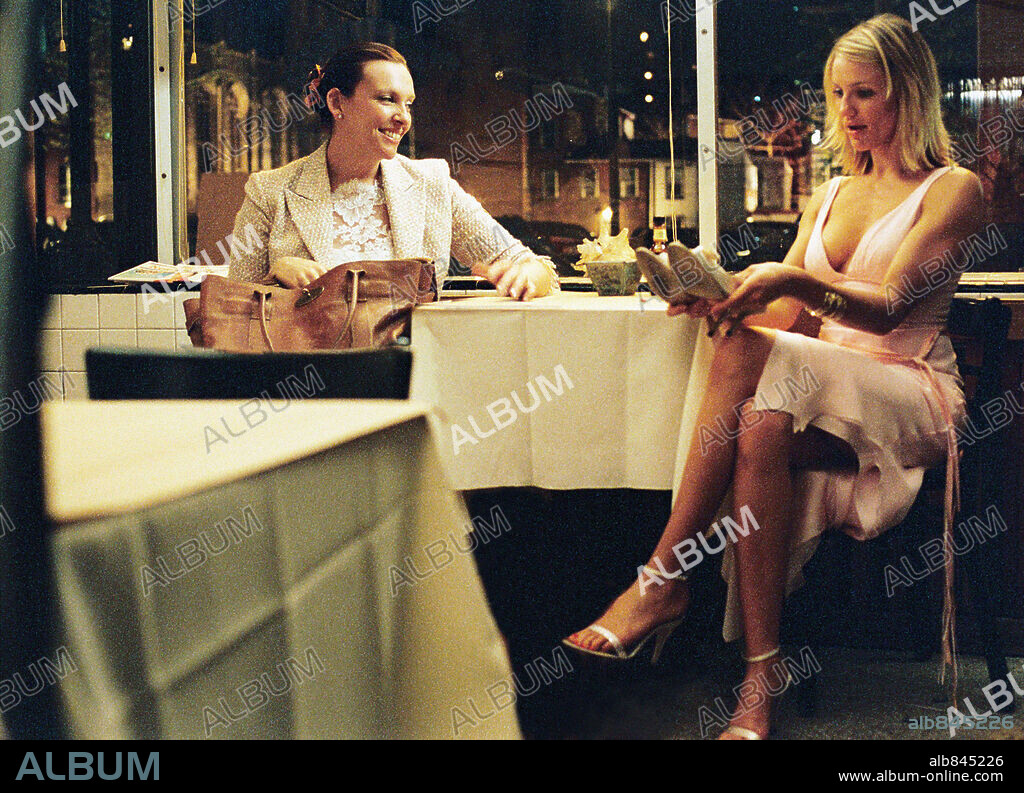 CAMERON DIAZ and TONI COLLETTE in IN HER SHOES, 2005, directed by CURTIS HANSON. Copyright 20TH CENTURY FOX / BALDWIN, SIDNEY.