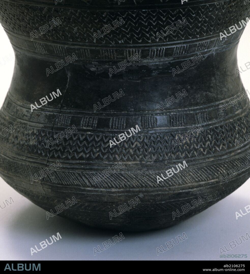 VASO CAMPANIFORME CON DECORACION INCISA, TIPO CIEMPOZUELOS. DETALLE. CALCOLITICO CERAMICA. (DEPOSITO: MUSEO ARQUEOLOGICO NACIONAL).