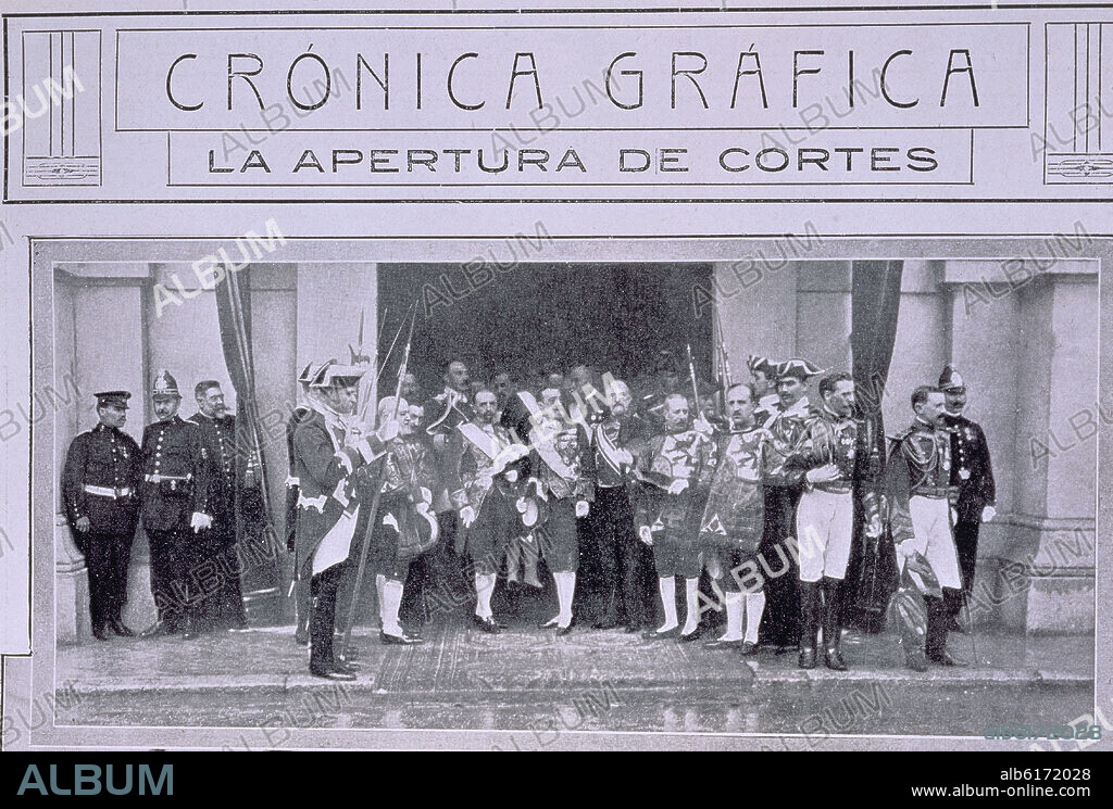 SESION REGIA EN EL SENADO EL 2 DEABRIL DE 1914: LA COMISION ESPERANDO AL REY EN LA PUERTA DEL SALON DE SESIONES.