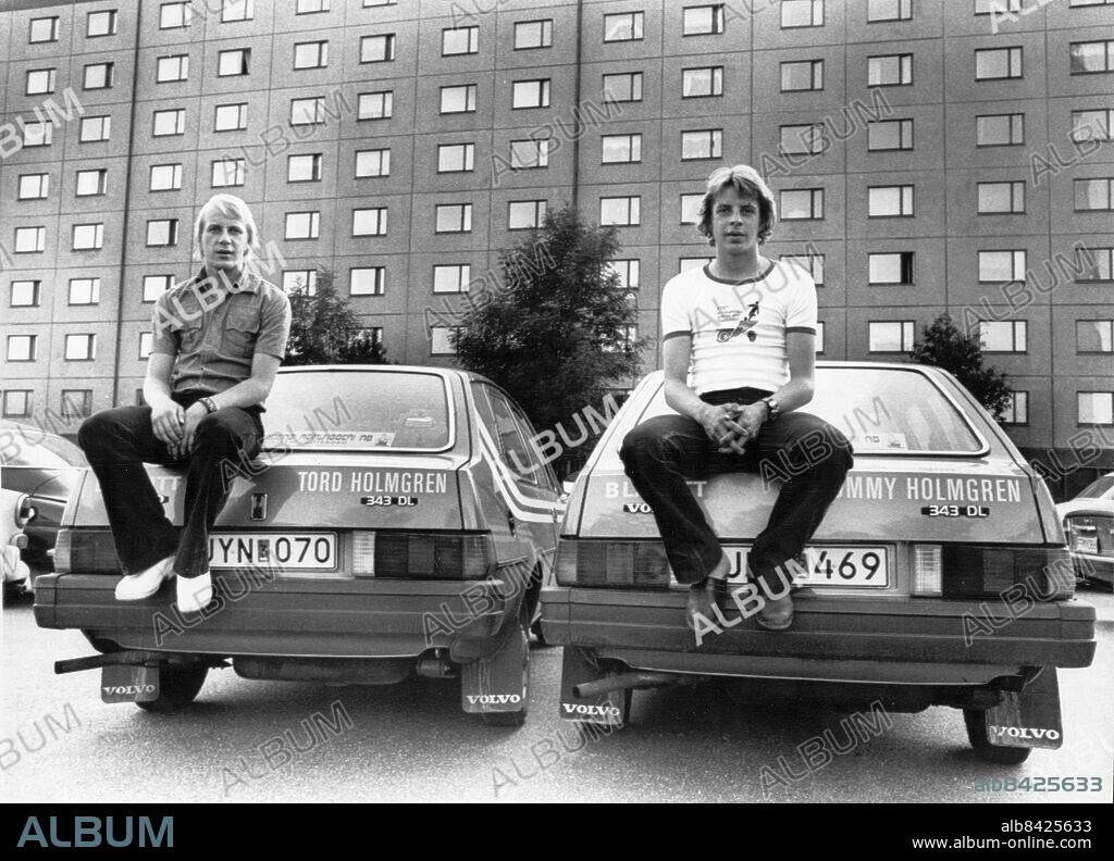 Göteborg 1977-06-18. Bröderna Tord och Tommy Holmgren från Gällivare bytte det lugna livet mot storstan och IFK Göteborg. De sitter på var sin leasingbil framför huset de bor i, i Göteborgsförorten Backa. Foto: Lars Jansson / Expressen / TT / Kod: 22. ** AFTONBLADET OUT **.