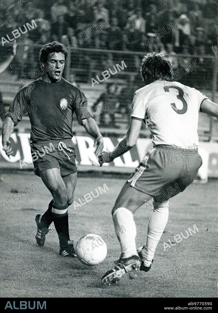 Formation of the Spanish team that faced Italy on January 25, 1978, at the Santiago Bernabéu stadium in Madrid, in a friendly preparation match for the 78th World Cup in Argentina. Standing from left to right, Arconada, Carrete, Marcelino, Pirri and Migueli; Crouching, Cardeñosa, Dani, Rubén Cano, Asensi and López Ufarte. Spain won 2-1, with goals from Pirri, a Penalty, and Dani. The Italian goal was scored by Tardelli. Betis. - Antonio Benítez Fernández. Left-handed winger with a refined technique and proven class. He was born in Jerez de la Frontera on June 2, 1951. He arrived at Betis in 1969, in the second division. He debuted in the first division on October 3, 1971 in the Valencia-Betis match, with Levantina winning 2-0. He remained at Betis until the end of the 1982-83 season, after which he retired. In the first division he played ten seasons, with a total of 203 games and 14 goals scored. He was international on several occasions. In the Image, in the Spain-Romania match (2-0) Played on October 26, 1977 at the Vicente Calderón stadium in Madrid, valid for qualification for the 78th World Cup in Argentina. Spain's goals were scored by Leal and Rubén Cano. (photo José García).