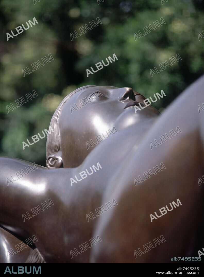 FERNANDO BOTERO. DETALLE - MUJER TUMBADA BOCA ARRIBA.