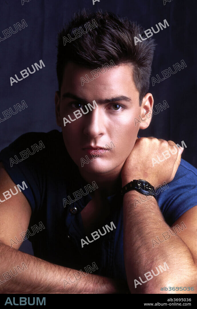 CHARLIE SHEEN en AMANECER ROJO, 1984 (RED DAWN), dirigida por JOHN MILIUS. Copyright M.G.M/UNITED ARTIST.