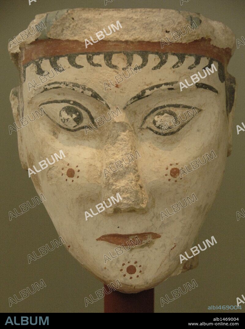 ARTE MICENICO. GRECIA. CABEZA DE MUJER policromada, posiblemente de una diosa o de una esfinge, uno de los pocos ejemplos del arte plástico monumental micénico. Procede del área del Centro de Culto de la acrópolis de Micenas. Datada en el s. XIII. a. C. Museo Arqueológico Nacional. Atenas. Grecia.