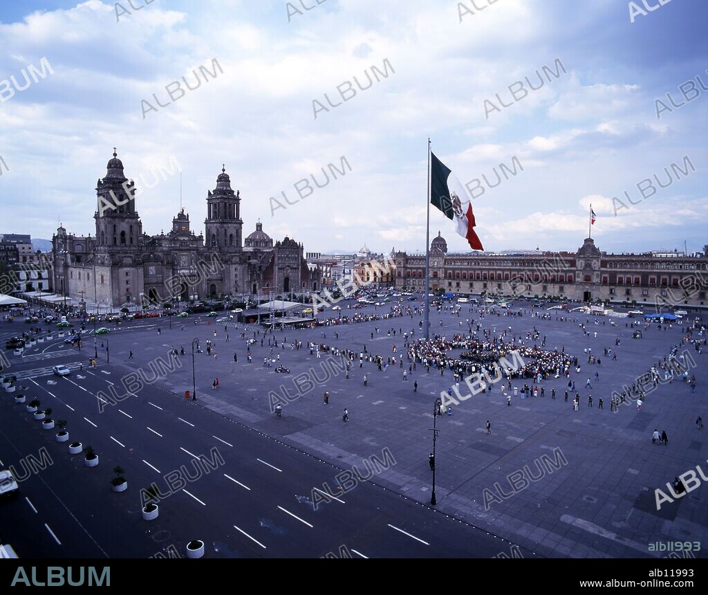 Mexico.Mexico D.F..El Zocalo.Catedral y Palacio del Gobierno.