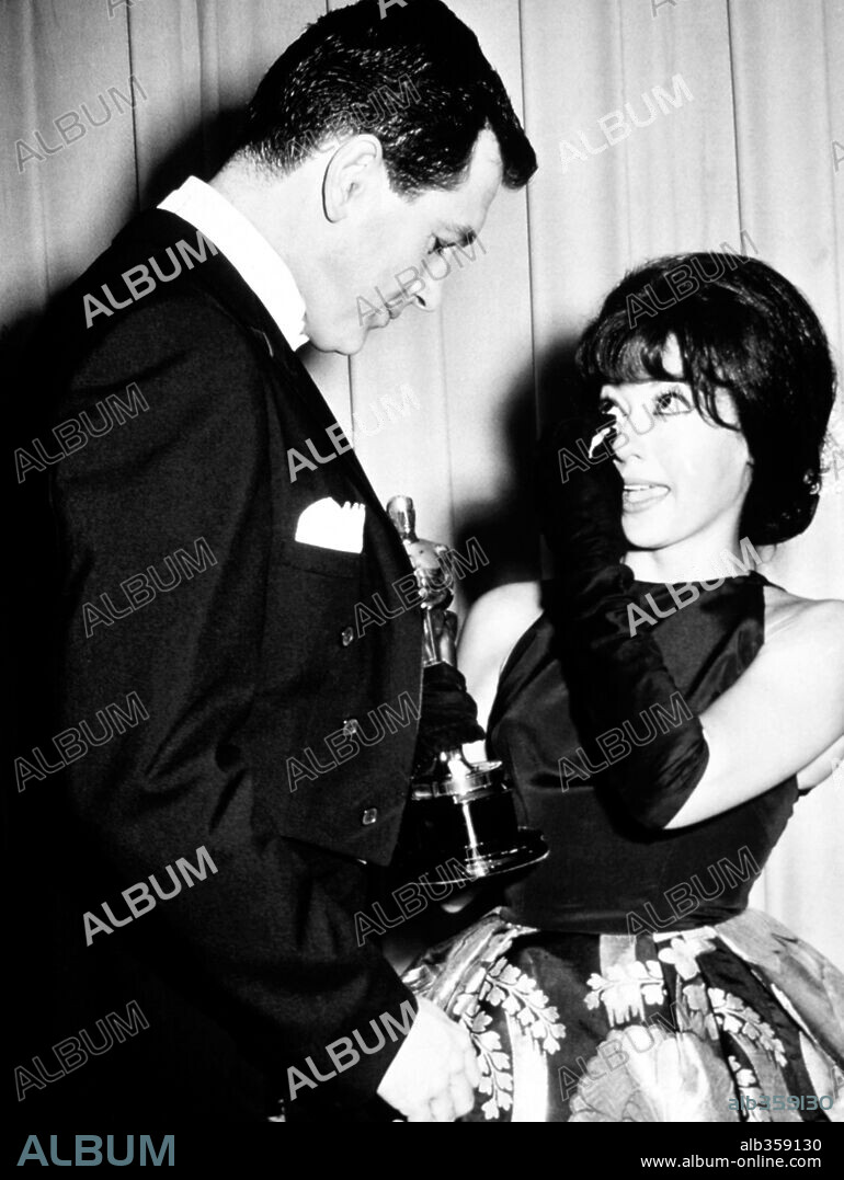 RITA MORENO y ROCK HUDSON. 34ª Edición de los Premios Oscar (1962). Rita Moreno premiada como mejor actriz secundaria por "West Side Story". La acompaña el actor Rock Hudson. 1962