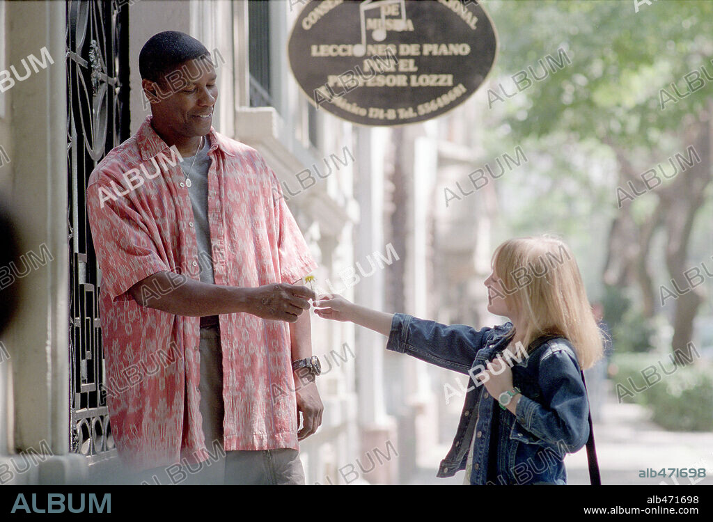 FANNING DAKOTA y DENZEL WASHINGTON. DAKOTA FANNING y DENZEL WASHINGTON en EL FUEGO DE LA VENGANZA, 2004 (MAN ON FIRE), dirigida por TONY SCOTT. Copyright 20TH CENTURY FOX / VOLLMER, JURGEN.