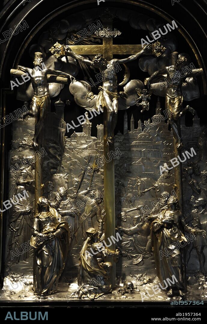 ARTE RENACIMIENTO. EUROPA. ALTAR DE PLATA y ébano, 1620, de la capilla del castillo Husum. Originalmente asociado con la hermana de Christian IV, duquesa Augusta. La platería es de Albrecht von Horn de Augsburgo. El relieve central representa la crucifixión. Detalle. Museo Nacional. Copenhague. Dinamarca.