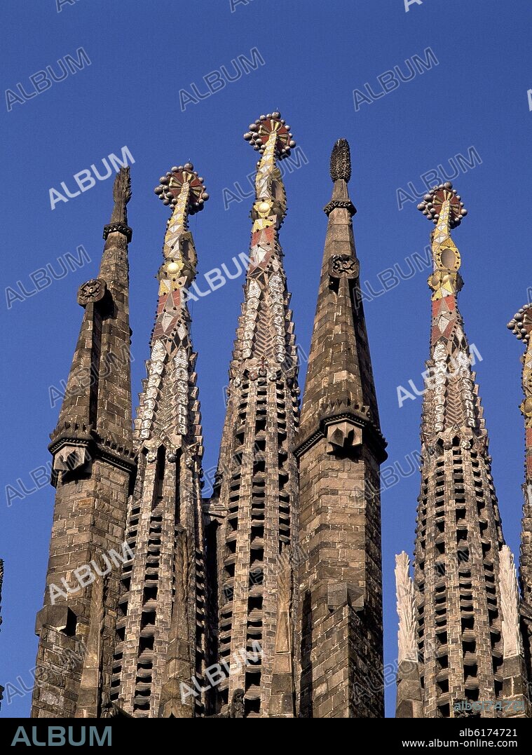 ANTONI GAUDÍ. PINACULOS DE LA SAGRADA FAMILIA - MODERNISMO CATALAN - FOTO AÑOS 90.