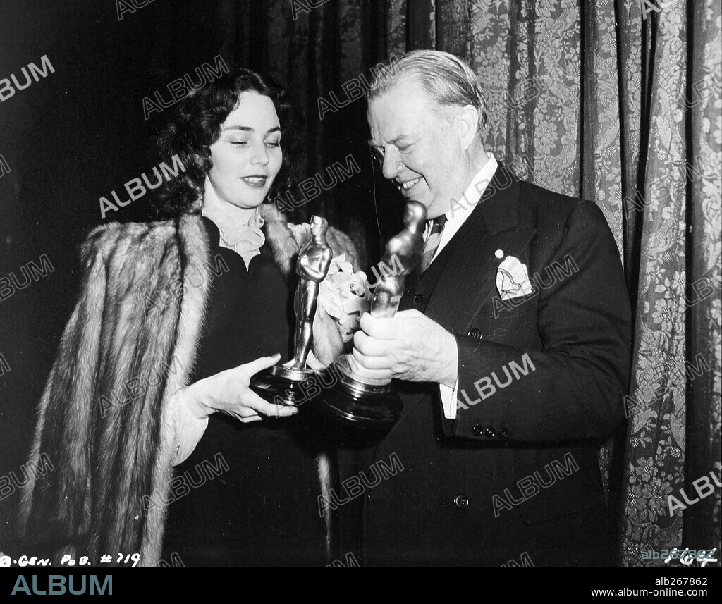 CHARLES COBURN y JENNIFER JONES. 16ª Edición de los Premios Oscar / 1944. 
Jennifer Jones premiada como mejor actriz por "La canción de Bernadette". Charles Coburn premiado como mejor actor secundario por "El amor llamó dos veces". 1944