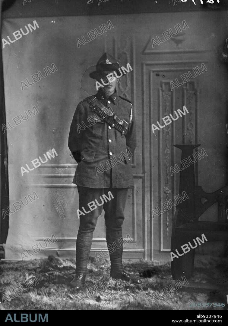 Portrait of a Gunner, inscribed Porter, Berry & Co, photography studio, 1915, Wellington, black-and-white photography.